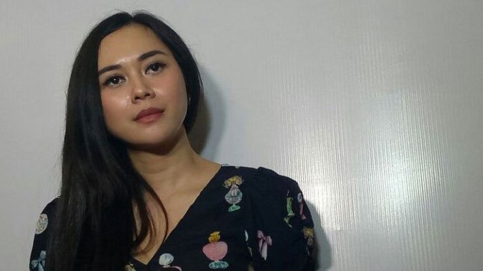 Aura Kasih dalam wawancara setelah jumpa pers peluncuran single terbarunya di Tasty Tunes Coloring The City di FX Sudirman, Jakarta Selatan, Sabtu (18/11/2017).