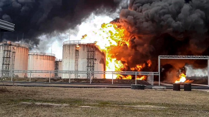 Doppelschlag gegen Russlands Wirtschaft: Brand in Sotschi, Sabotage in Lukoil-Raffinerie