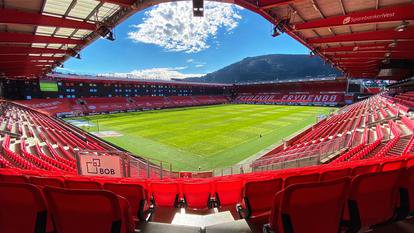 Vestiaires, tribunes, terrain... les Norvégiens du SK ...