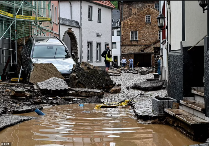 20 dead and 70 people missing as floods destroy buildings and leave families trapped on rooftops in Germany (photos)