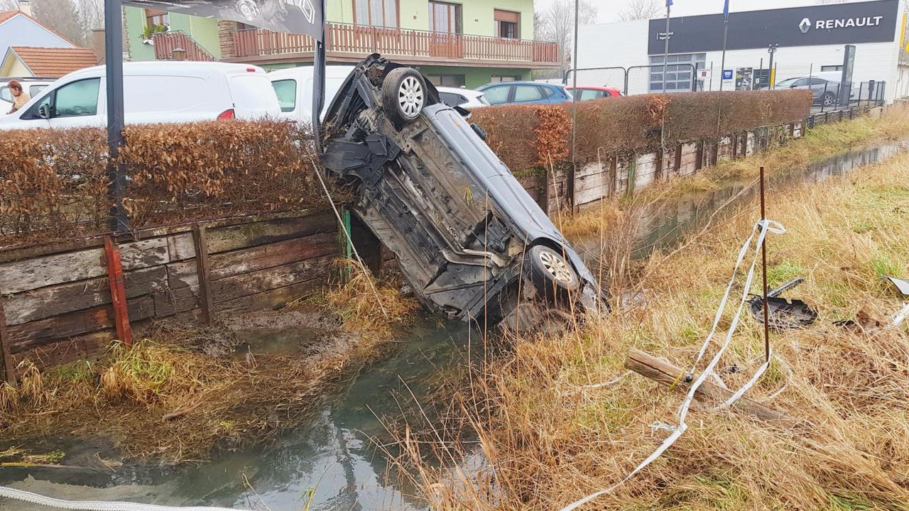 Une voiture se crashe dans le ruisseau à Lixheim : trois miraculés