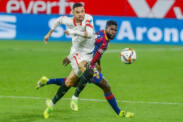 Samuel Umtiti beraksi pada duel Sevilla vs Barcelona, Copa del Rey 2020/21. (c) AP Photo