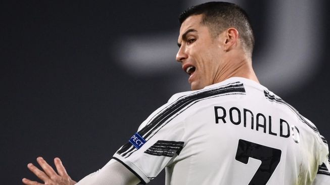 Reaksi megabintang Juventus, Cristiano Ronaldo pada laga Liga Champions 2020/2021 kontra FC Porto di Juventus Stadium, Turin, Rabu (10/3/2021). [Marco BERTORELLO / AFP]