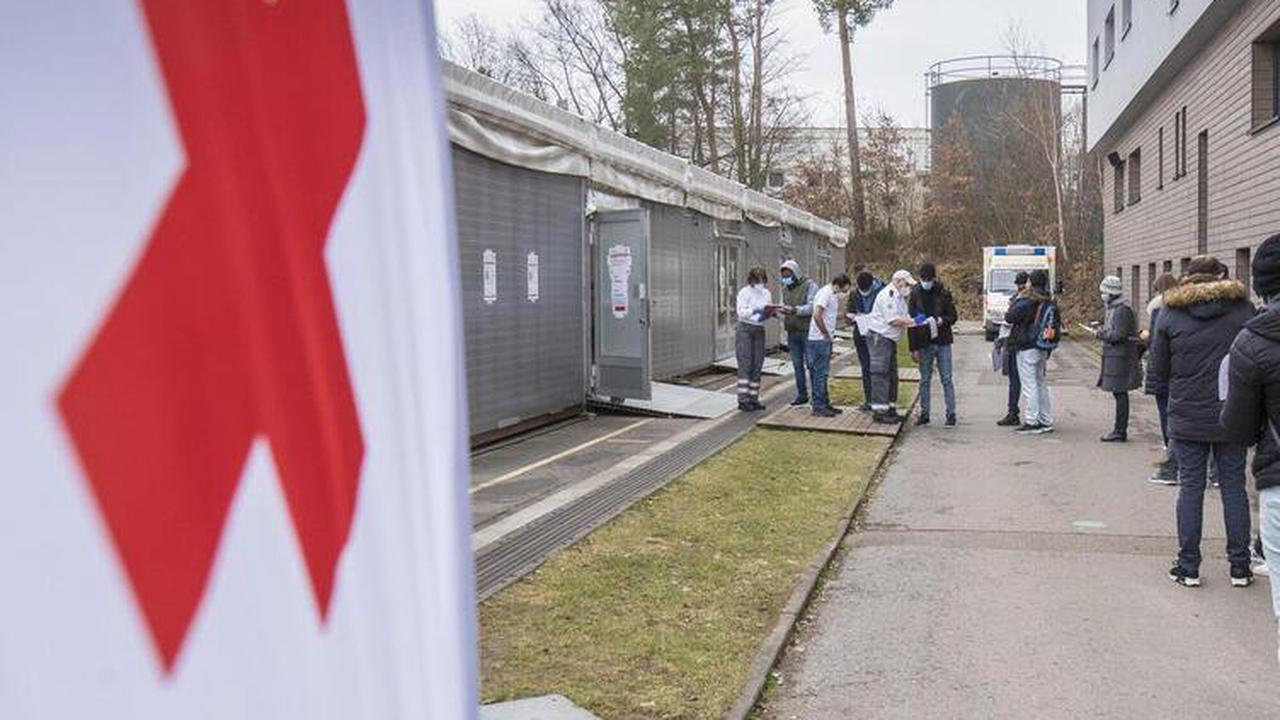 Kaiserslautern Bei Sonderimpfaktion des DRK im Zelt an der Universität bleibt Impfstoff übrig