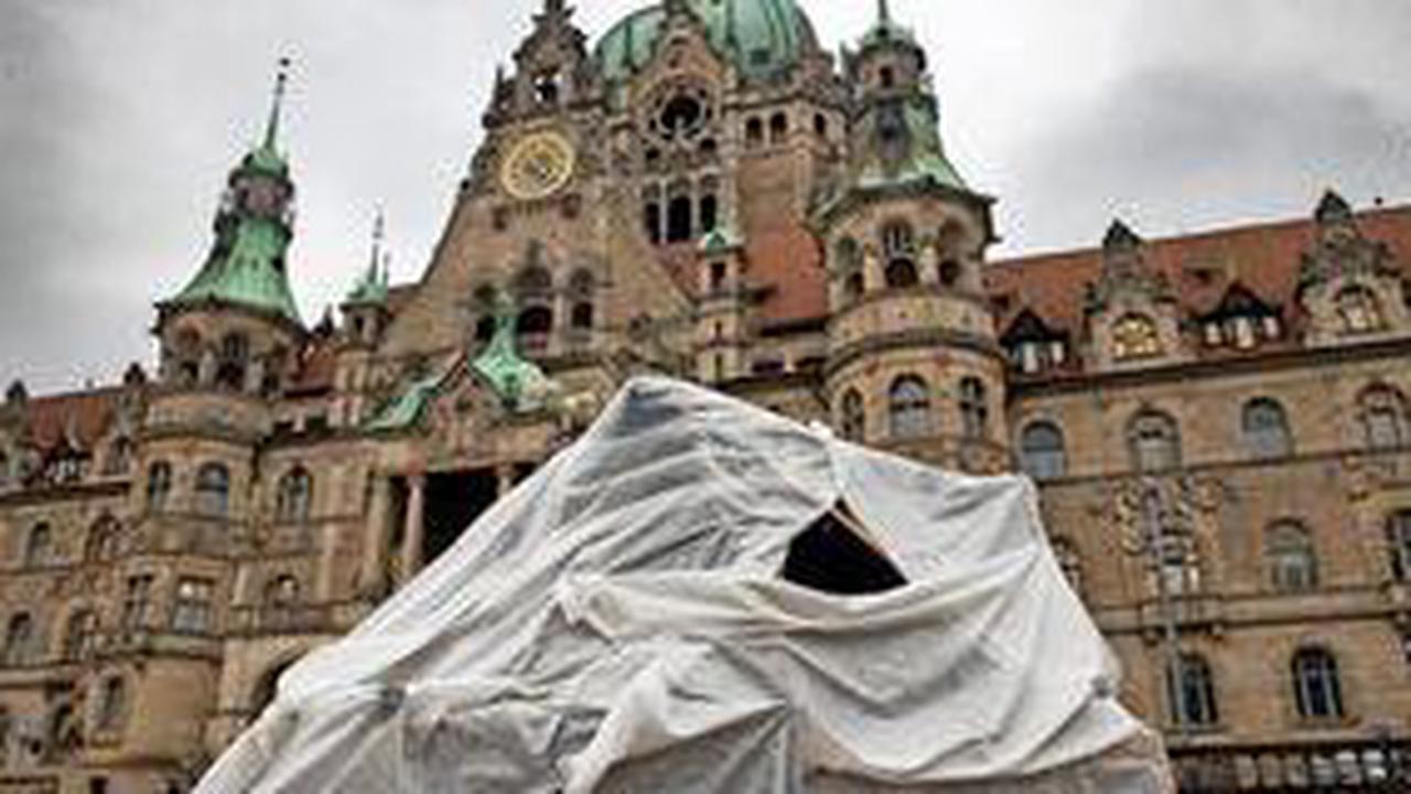 Kunst oder Müll? Der Klima-Berg vor dem Rathaus ist weg