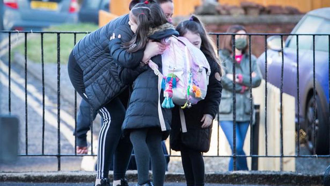 'Nobody has a clue what’s going on anymore' - parents share frustrations over masks at primary school drop-off