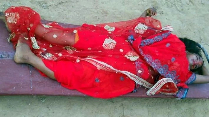 jharkhand news unmarried girls dead body found in railway track in palalmu kpr