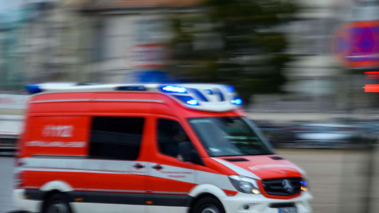 Rettungswagen in Wohnhaus geschleudert: Unfallflucht | Hessen