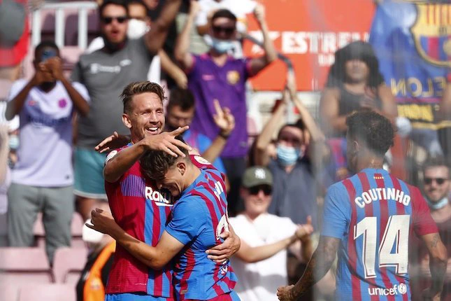 Luuk De Jong merayakan golnya ke gawang Levante di Camp Nou, Minggu (26/09/2021) malam WIB. (c) AP Photo