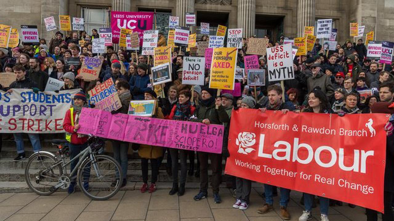 Pickets at the University of Leeds, December 2021