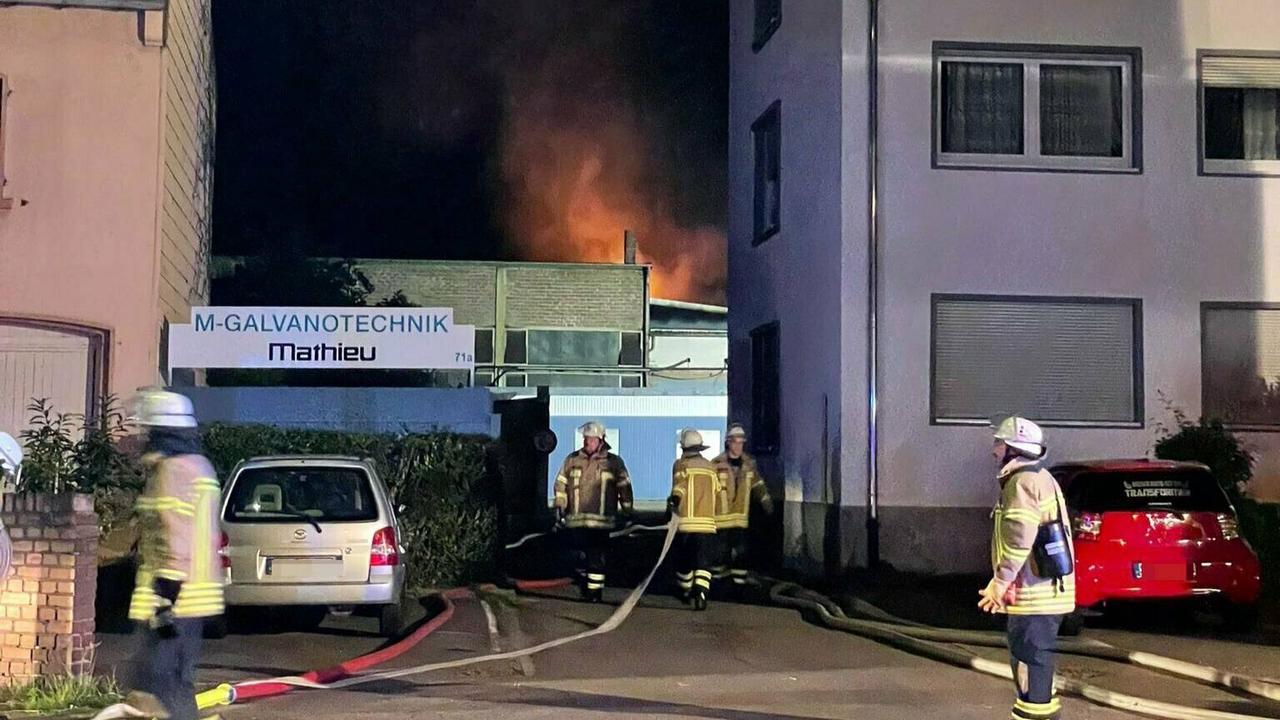 Feuer in Industriehalle in Saarlouis-Fraulautern: Feuerwehr im Einsatz