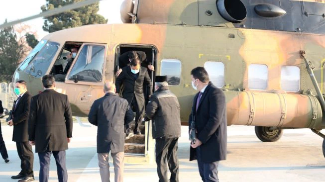 JK bersama rombongan menggunakan 3 helikopter militer jenis MI 36 terbang menuju Istana Haram Sarai Kabul, Afghanistan, Rabu (23/12/2020) / [Foto: Istimewa]