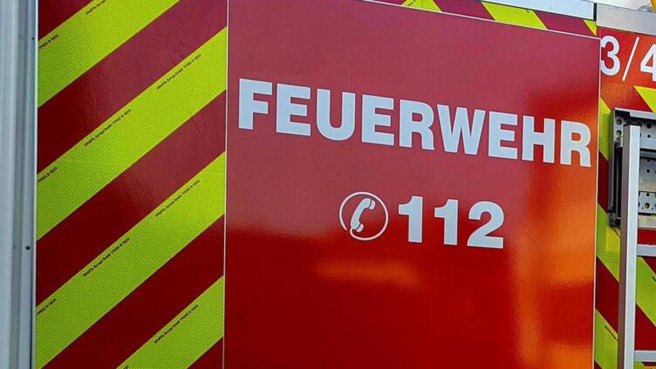 Mann­heim Be­trun­ke­ner be­wirft Feu­er­wehr­fahr­zeug