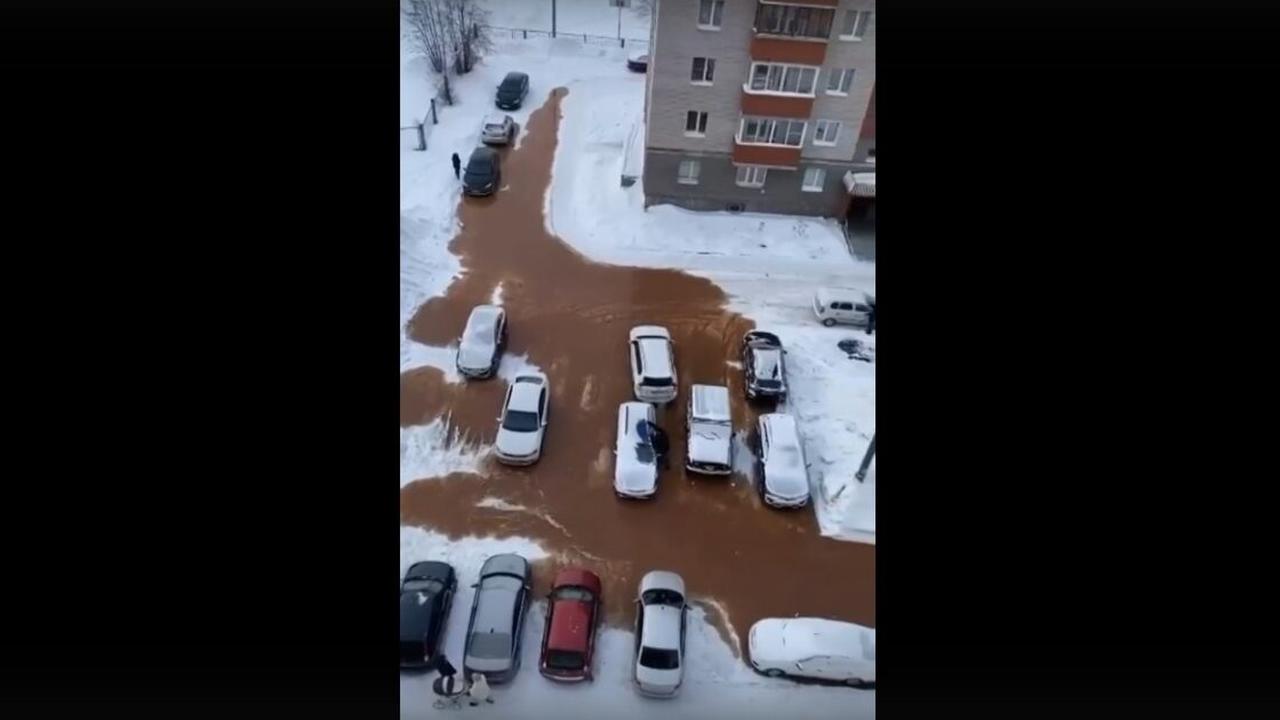 В Кирове канализационными стоками залило несколько дворов