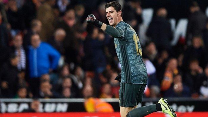 Penjaga gawang Real Madrid, Thibaut Courtois, merayakan keberhasilannya menepis dua penalti di babak adu penalti laga final Piala Super Spanyol, Senin (13/1/2020) dini hari.