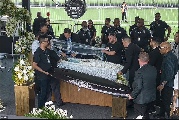 Thousands of fans line up to pay their respects to Pele as his coffin arrives for his final farewell (Photos)