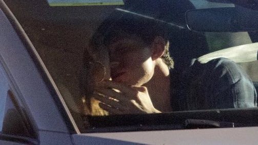 Tom Holland et Zendaya s'embrassent et les fans réagissent ...