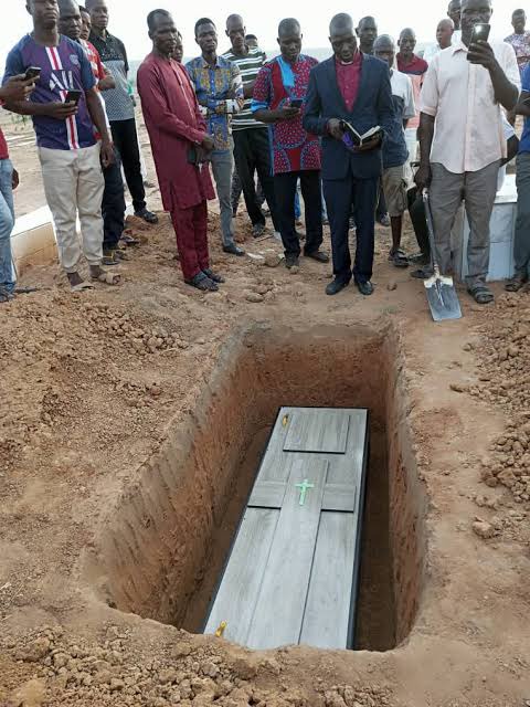 Shehu Shagari Eğitim Fakültesi öğrencisi olan merhum Deborah Samuel'in cenazesi, 14 Mayıs Cumartesi günü memleketinde toprağa verildi.