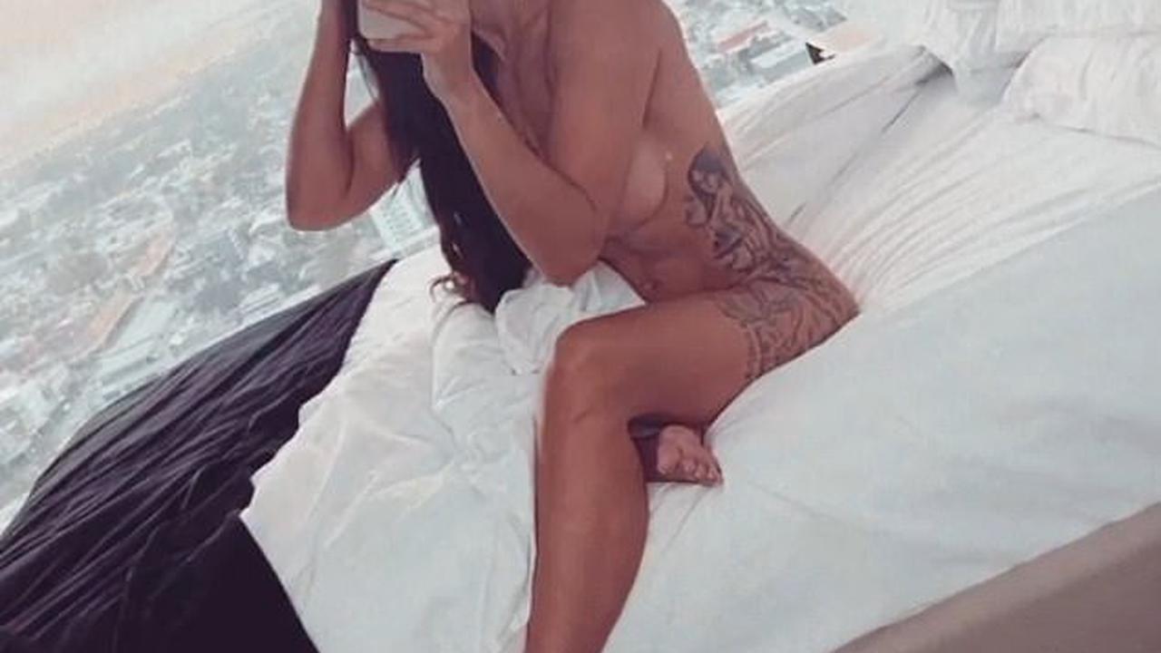 Glamour model Arabella Del Busso puts on an eye-popping display as she strips completely NAKED for sultry mirror selfie