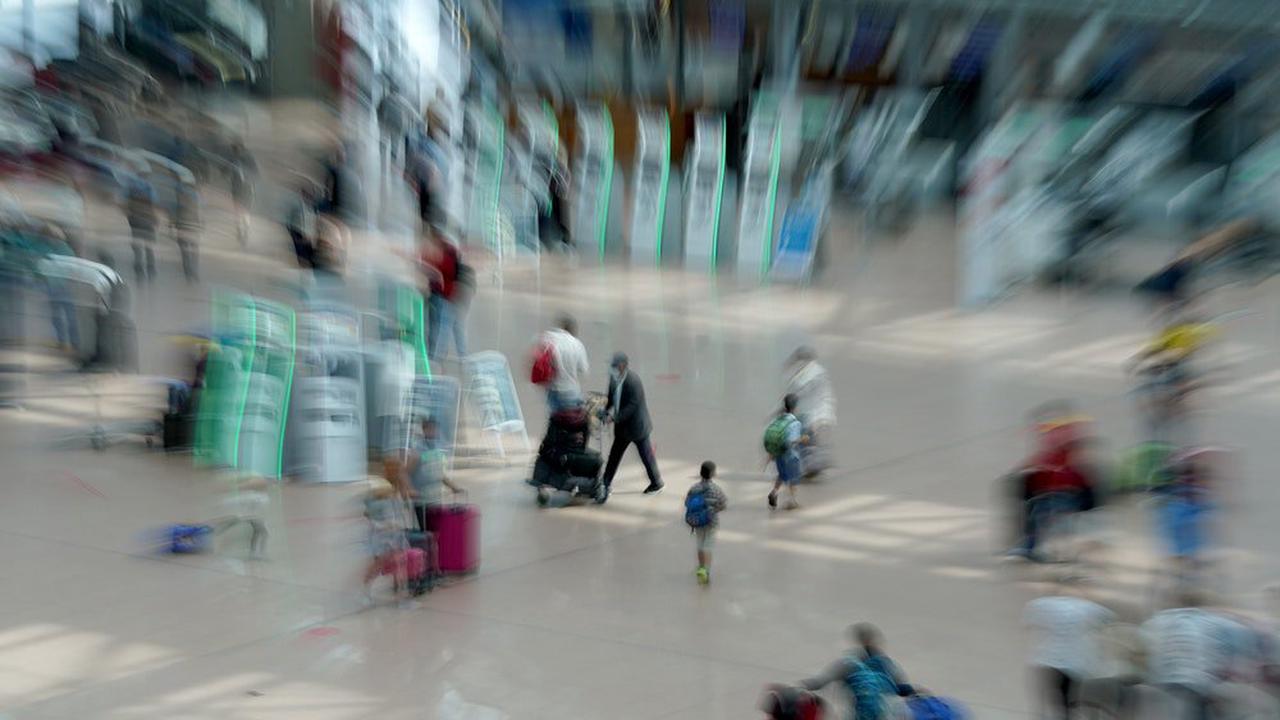 Chaos an Flughäfen Warnung an Reisende: Jetzt spitzt sich die Lage noch zusätzlich zu