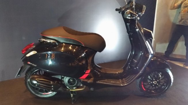 Vespa Sprint Carbon edisi terbatas. [Suara.com/Manuel Jeghesta]