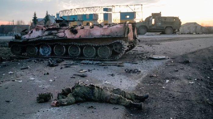Mayat seorang prajurit, tanpa lencana, yang diklaim militer Ukraina sebagai prajurit tentara Rusia yang tewas dalam pertempuran, tergeletak di sebuah jalan di luar kota Kharkiv, Ukraina.