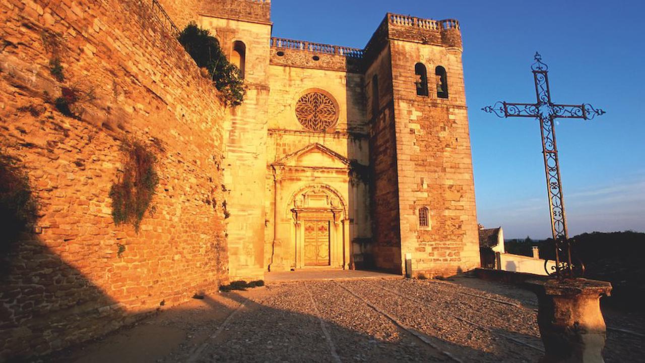 A Voyage à travers les siècles entre les murs historiques du château de Grignan, à deux heures de Lyon