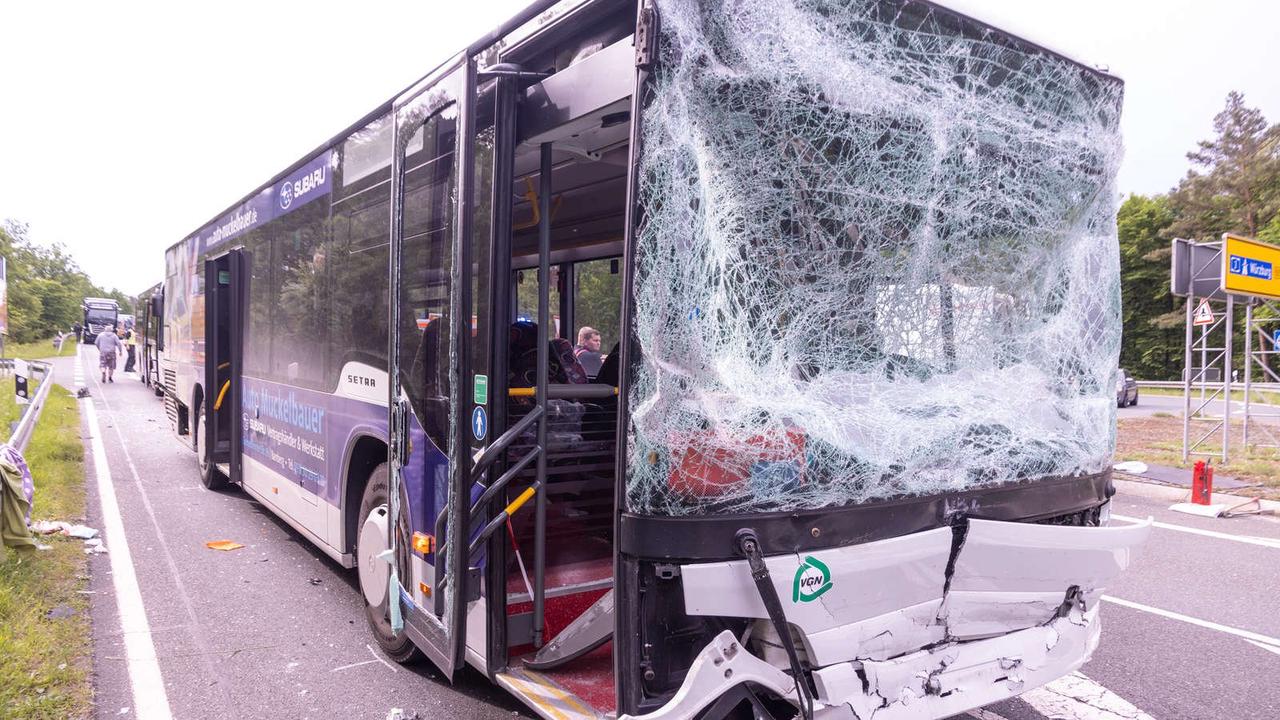 Schulbus und Kleintransporter kollidieren: Fahrer und Berufsschüler verletzt