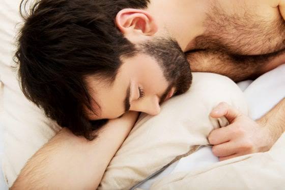 Спать картинки. Мужчина спит. Мужик в кровати. Спящему парню дал. Спящий человек в кровате.