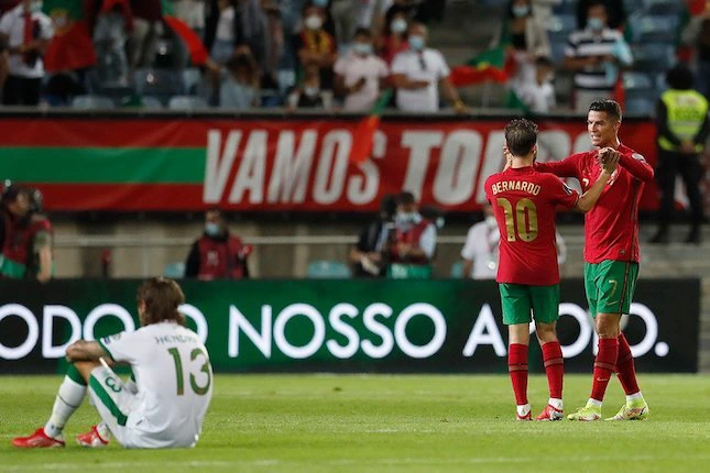 Cristiano Ronaldo bersama Bernardo Silva setelah duel Portugal vs Rep Irlandia di kualifikasi Piala Dunia 2022 Grup A. (c) AP Photo/Armando Franca
