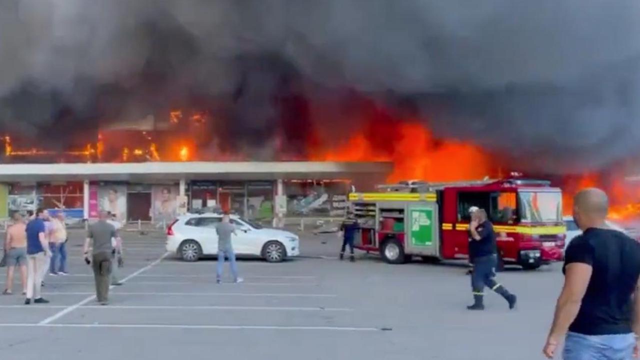 Mindestens zwei Tote: Russische Armee schießt volles Einkaufszentrum in Ukraine in Brand