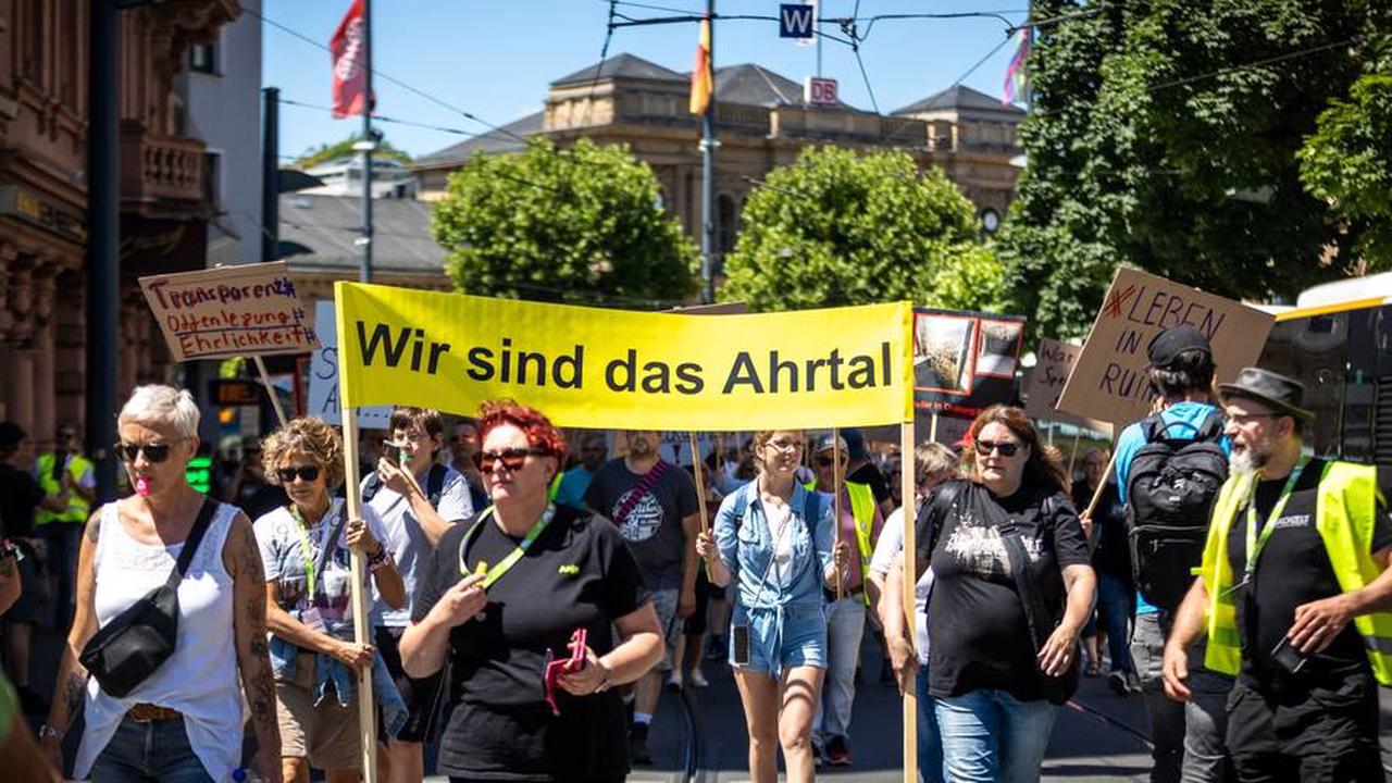 „Helft uns aus dem Dreck“ - Ahrtal-Flutopfer-Demo in Mainz