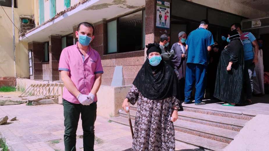 سيدة مسنة تعافية من كورونا ببني سويف 