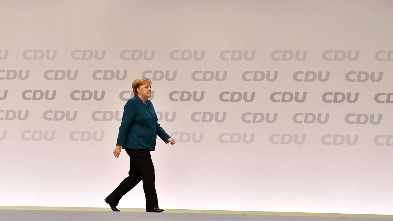Merkels Mitarbeiterin verabschiedet sie emotional - Kanzlerin antwortet ihr trocken