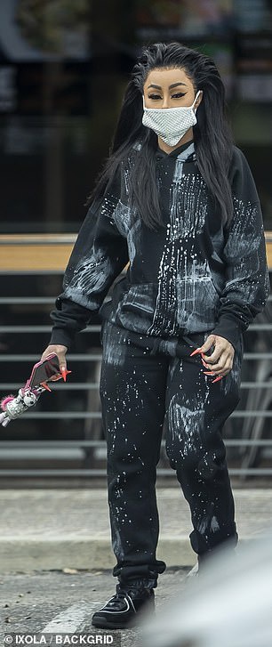 The mother of two sported red nails