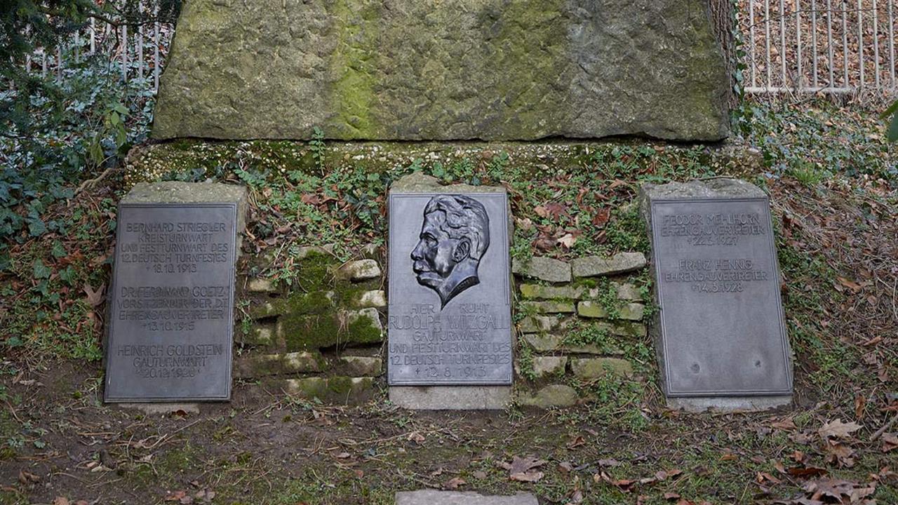 Turnerdenkmal auf dem Südfriedhof wieder vollständig