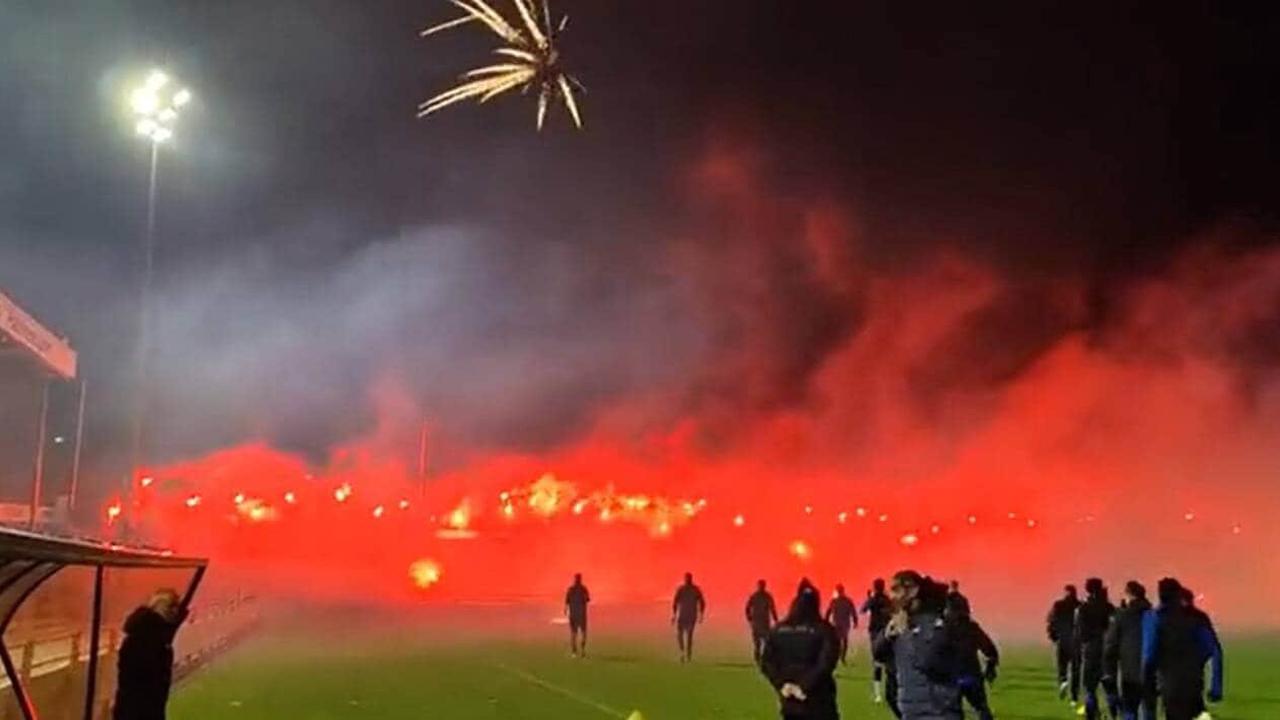 VIDÉO. Football : Aux Pays-Bas, un entraînement matinal à la lumière des fumigènes