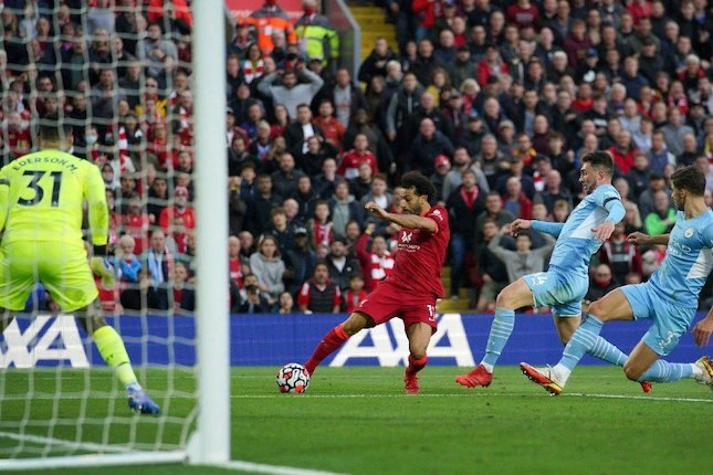Mohamed Salah mencetak gol dalam laga Liverpool vs Manchester City, Minggu (3/10/2021) (c) PA via AP Photo