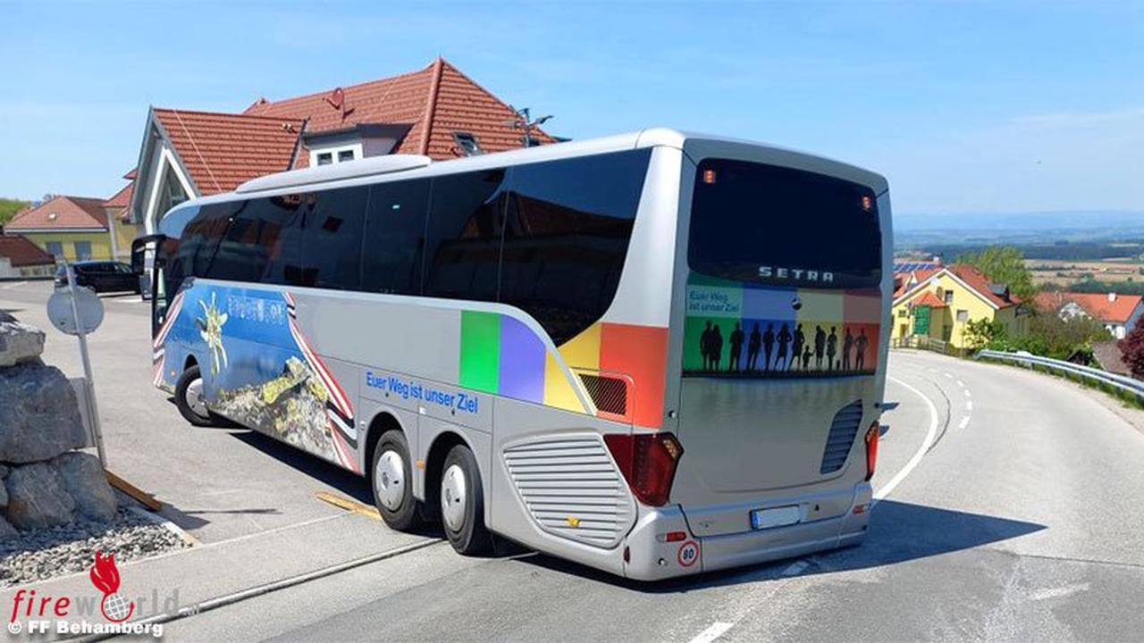 Nö: Reisebus sitzt in Behamberg mit Heck auf der Straße fest
