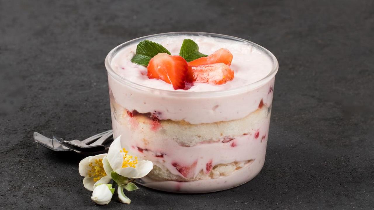 Erdbeer-Tiramisu ist das sommerliche Update für den beliebten Dessert-Klassiker – wir verraten das Rezept