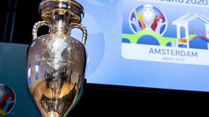 Trofi Piala Eropa dipamerkan dalam peluncuran logo Euro 2020 Amsterdam.