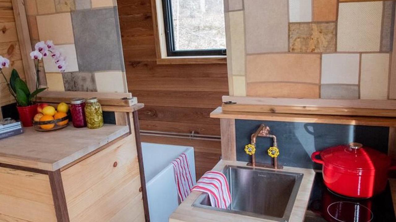 Tiny House : Il transforme un fourgon utilitaire en un étonnant camion aménagé