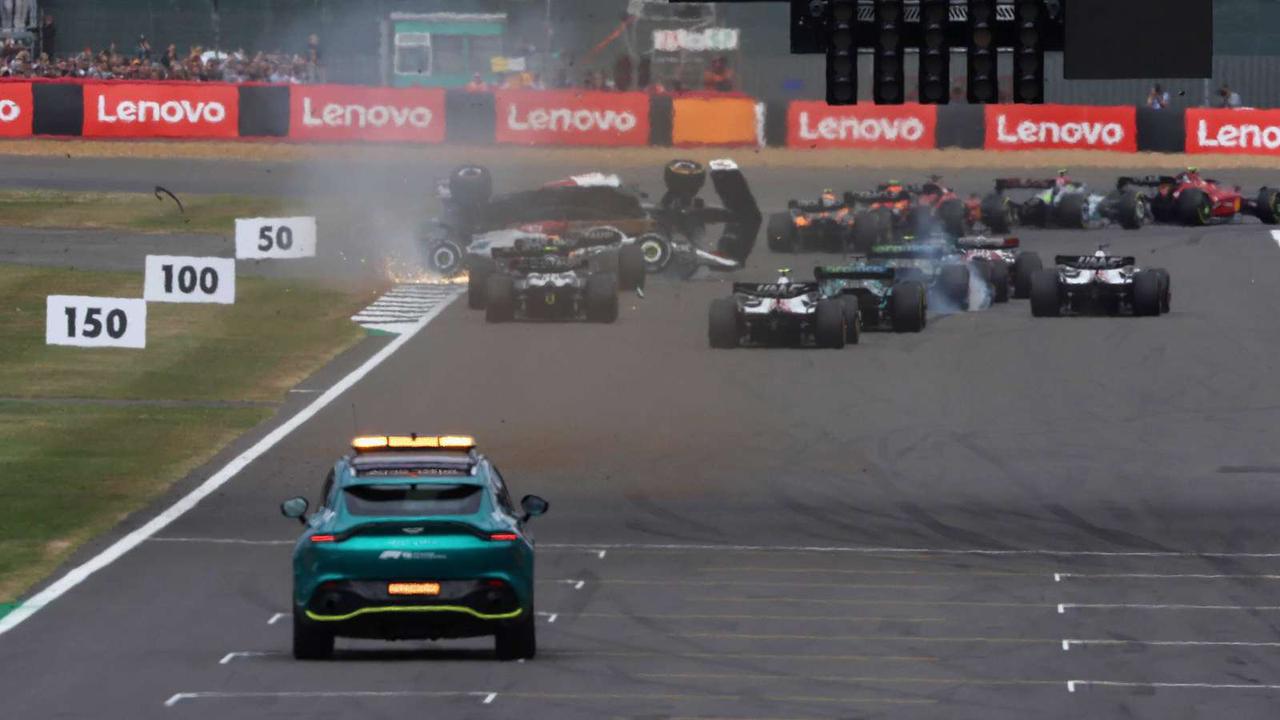Fahrer rennt geschockt zur Tribüne: Horror-Unfall in der Formel 1 – Auto überschlägt sich in Fangzaun