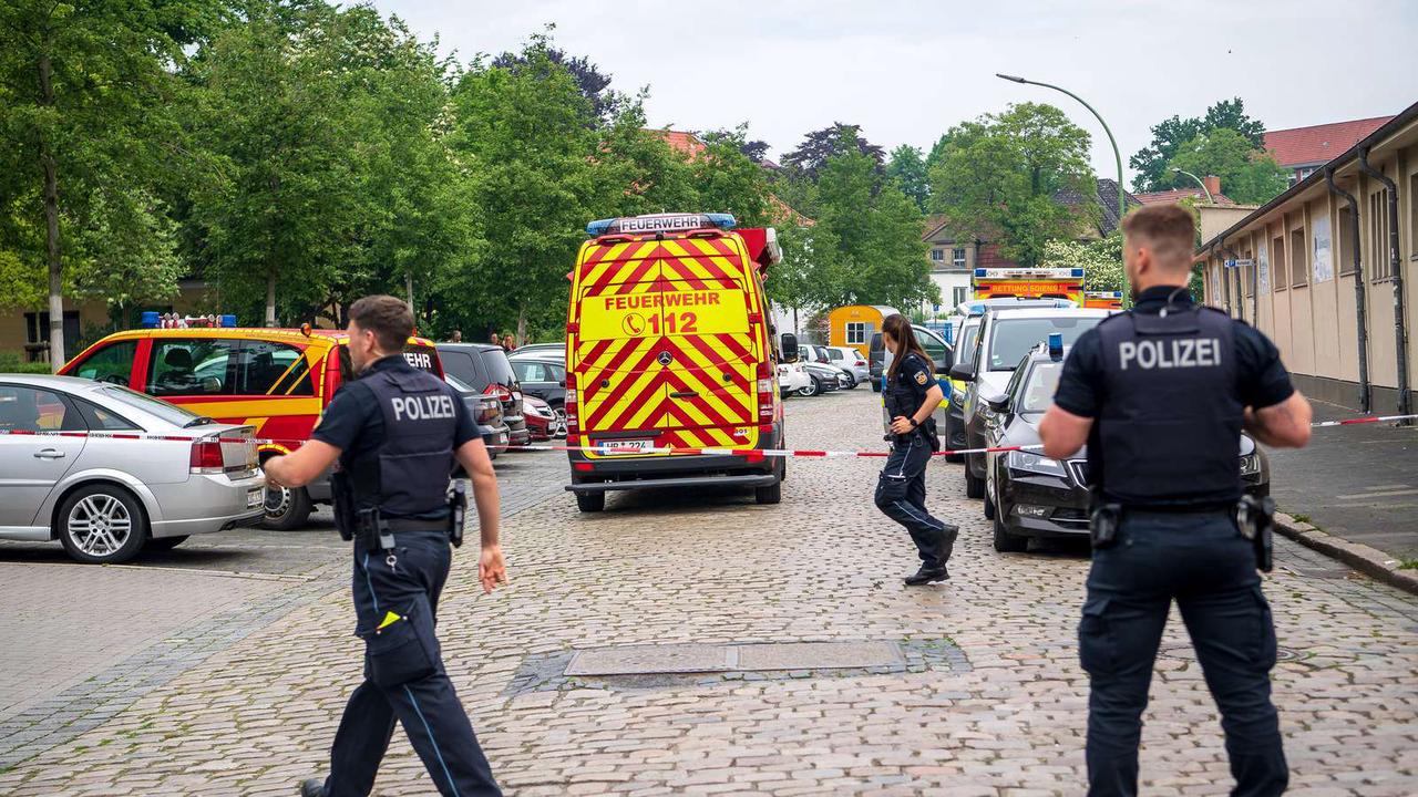 Schüsse an Schule in Bremerhaven: Frau mit Armbrust schwer verletzt – Schul-Durchsage sickert durch
