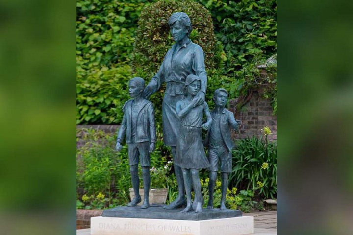 William and Harry unite to unveil Princess Diana?s statue at Kensington Palace (photos)