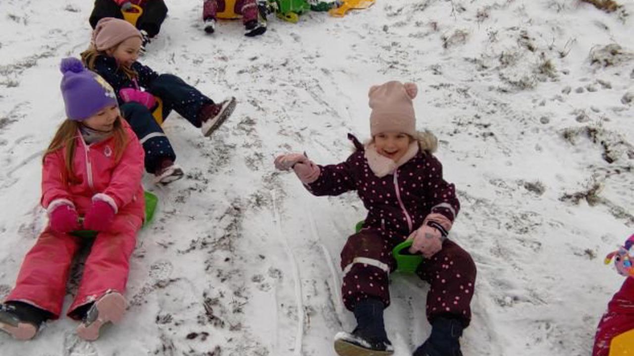 Kinder freuen sich über Schnee