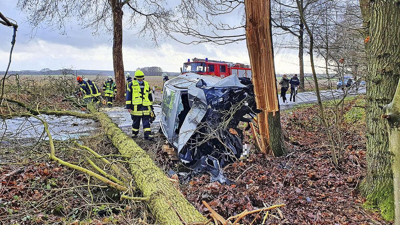 Horneburg: 68-Jähriger stirbt an Unfallstelle: Toter nach schwerem Verkehrsunfall - Horneburg