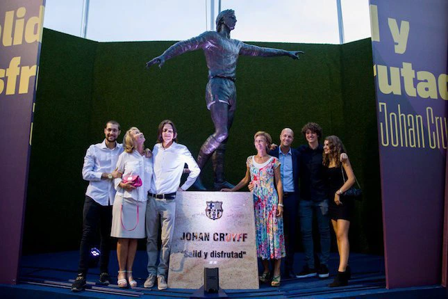 Patung perunggu Johan Cruyff di luar markas Barcelona, Camp Nou (c) FCB