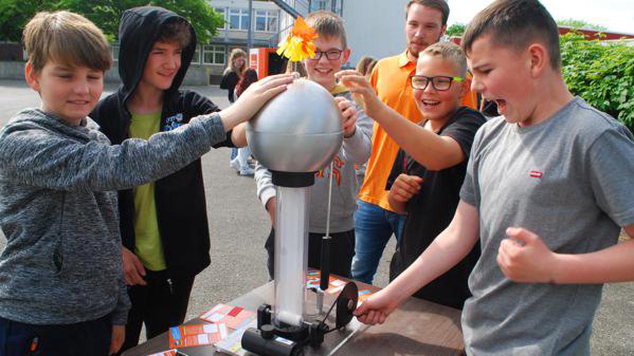 Team der Ideen-Expo besucht IGS Friesland in Schortens: Wie ein paar Experimente Spannung erzeugen