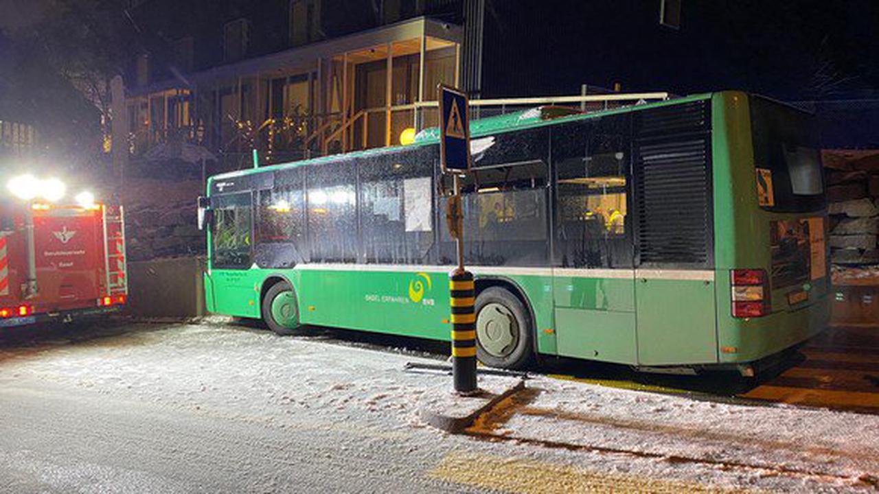 Bus prallt in Bettingen BS in Mauer – neun verletzte Passagiere